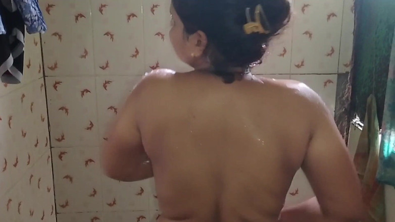 bisex321: ふっくらした大きな胸に精液を映すショット