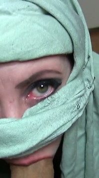 Alçak gönüllü isteksiz enayi hizmetçi! Özensiz burqa-niqabi yüzünü sikiyor sakso çekiyor! Bakış açısı
