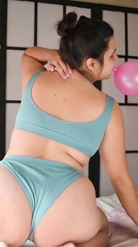 – 私が風船を吹き飛ばしている間、私の弟の私