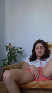 Kinky Redhead Spred Her Legs and Pee in Her Short Pants