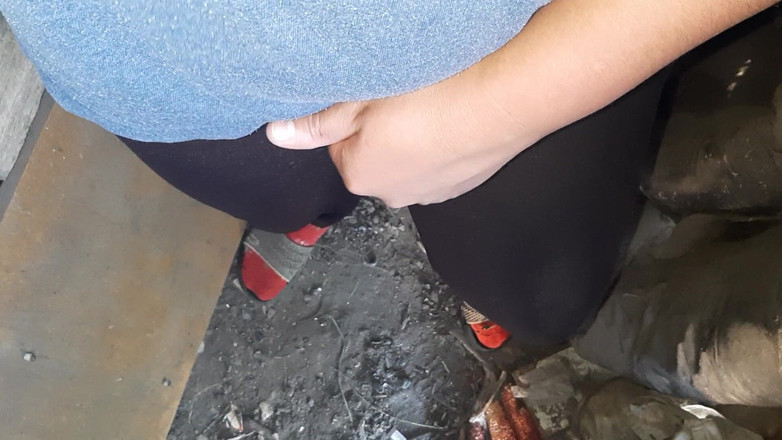 Lesbian-candys: Saat jam istirahat makan siang, gadis desa lagi asik masturbasi...