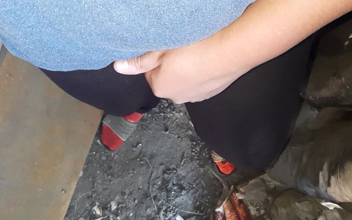 Lesbian-candys: Podczas przerwy na lunch wiejska dziewczyna masturbuje się swoją cipką -...