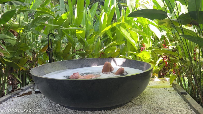 Princess Monica: Ванна в джунглях гола - за лаштунками