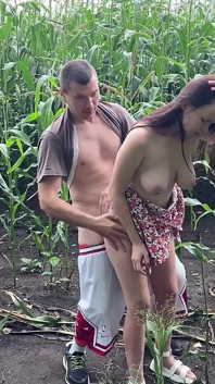 Je baise ma demi-sœur dévergondée en robe sur un champ de maïs et je lui éjacule sur le cul