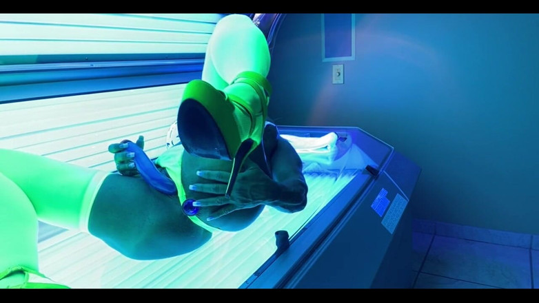 Musclemama4u: Ever Wonder What Goes on in Those Tanning Booths?