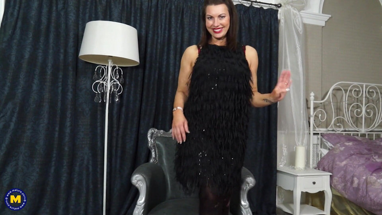 Hardcore NL: Seksowna dziwka w czerwonej bieliźnie palcowania cipki