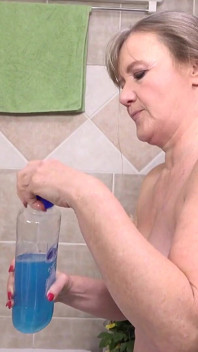 Kåta mogna mormor mina silver rör sig själv i badet