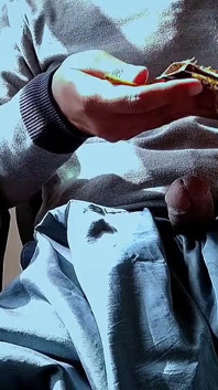 79 paja de satén - frotar la cabeza de la polla y semen en traje amarillo satinado de hermanastra