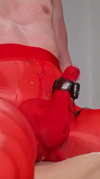 Une jeune femboy jouit à travers un body en lingerie tapette en chevauchant une grosse bite