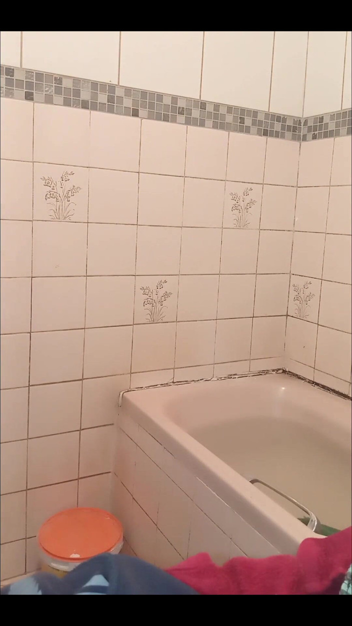 Black Bongs: Muž ve vaně