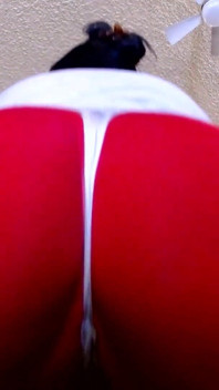 Agachamentos apertados flex bunda grande