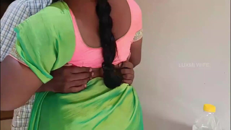 Luxmi Wife: Madrasta do amigo fodendo em saree verde com legendas -1