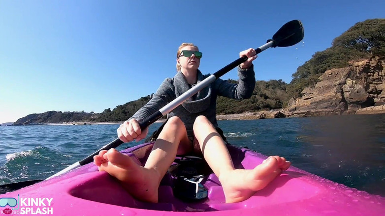 UKCuteGirl Lucy Lauren: 赤脚撸管指挥皮划艇挑逗 - 危险的户外脚底在公共场合裸脚撸管指挥皮划艇挑逗 - 冒险的户外脚底在公共场合