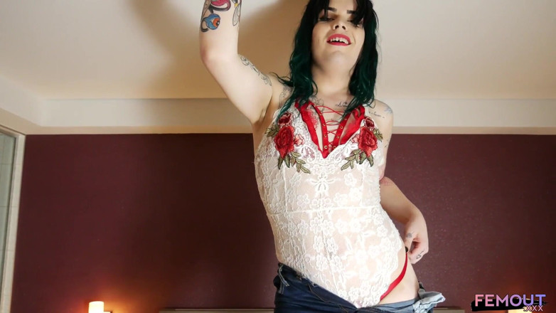 Femout XXX: TS Axelle Royal jacks off