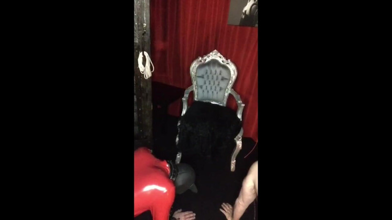 Queen_of_BDSM: Doi servitori picioare sunt în vizită