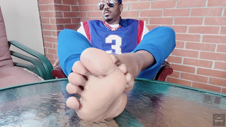 Soft Soleman: Je touche et montre mes pieds masculins dans le solarium (2025)