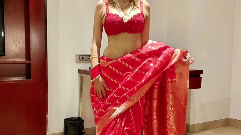 Sassysonia: 德西印度新婚哥无法控制她的情绪，说服他与自己的哥发生性关系。