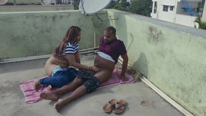 Sona bhabhi: Prima dată când îmi fut sora vitregă pe acoperiș, fratele vitreg...