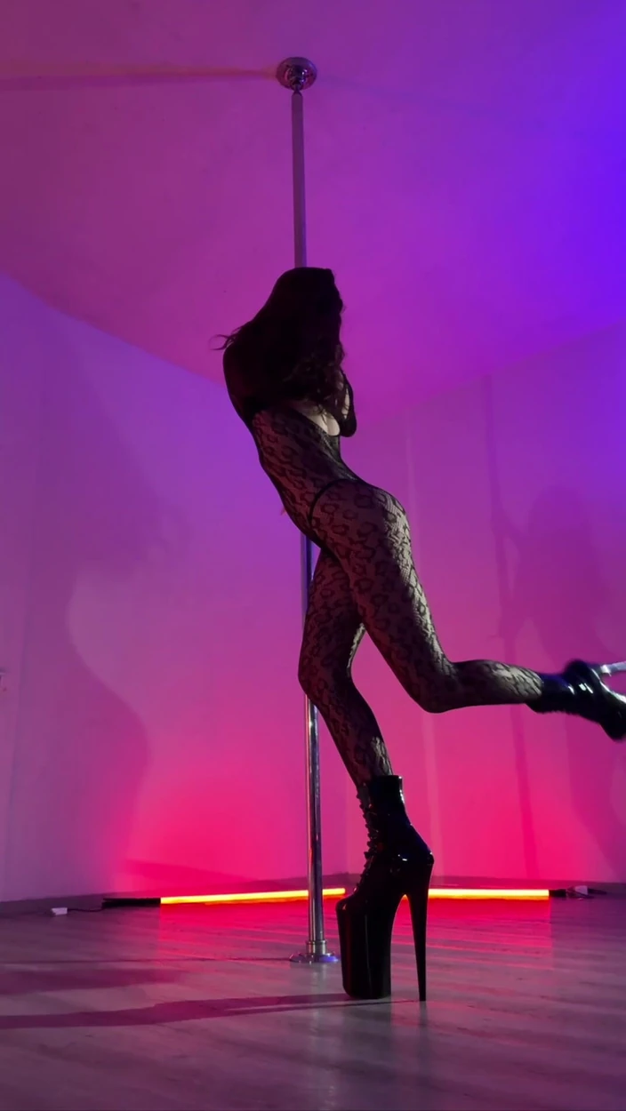 Skinny_lady69: Pole Dance Giantess