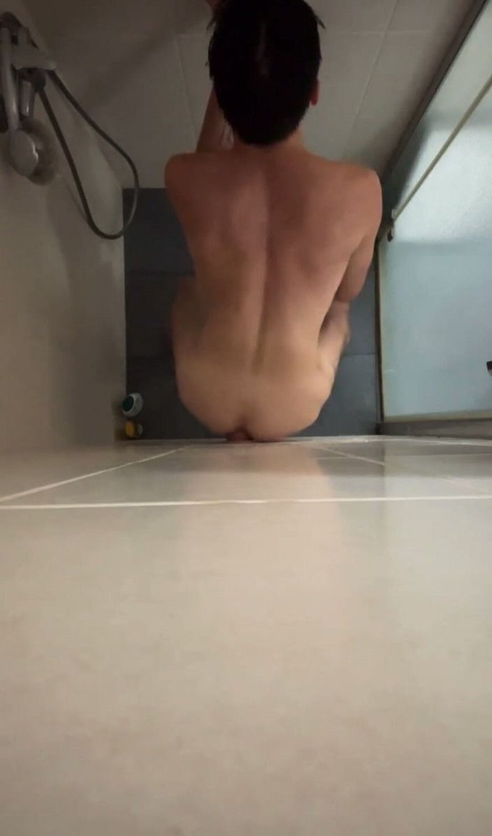 boyzxy212_2: 在淋浴时玩着一个巨大的假阳具