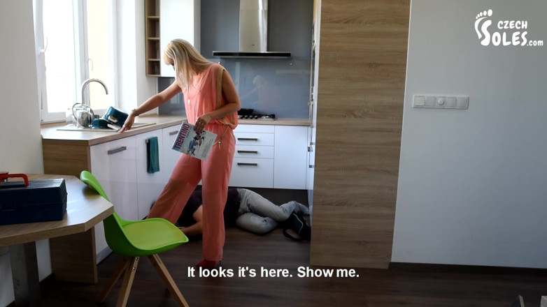 Czech Soles - foot fetish content: Voetgodin op hoge hakken en haar nieuwe klusjesman
