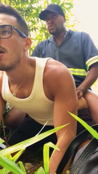 Pekerja memakan pantat rekan kerja dan orgasme di mulutnya