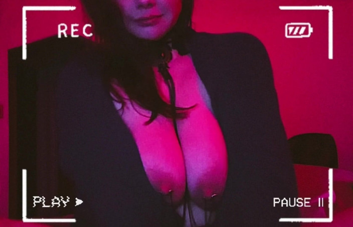 Mrs_KittyCat: सेक्सी milf(चोदने लायक मम्मी) छिदे हुए स्तनों के साथ खेलती है