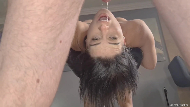 domslutfucker: Гаряча бліда дівчина догори ногами робить неохайний глибокий заглот в обличчя