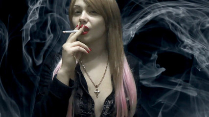 Goddess Misha Goldy: Hodně kouří zde