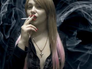 Goddess Misha Goldy: Viel rauch hier