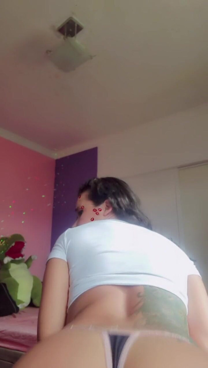Espuleta: Hot Brunette Shaking Her Thong