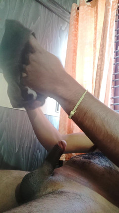 HornyHunk: Olejowanie mojego kutasa i masturbacja majtkami sąsiadów i stanikiem