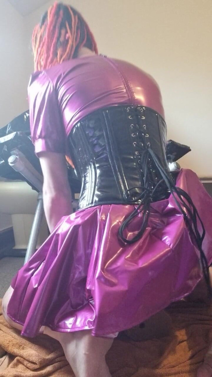 Jasmine Dlight - UK's most extreme anal porn star: Shemale v pvc šatech pomocí xl dildo z johnthomastoys