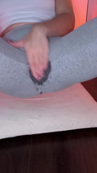Udă-mi leggins - jocul cu sfârcurile mă face umed