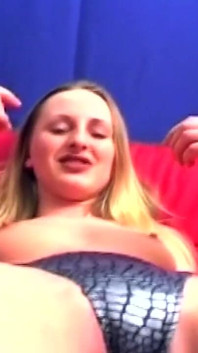Bionda troia matura fisting in profondità mentre succhia un cazzo palpitante