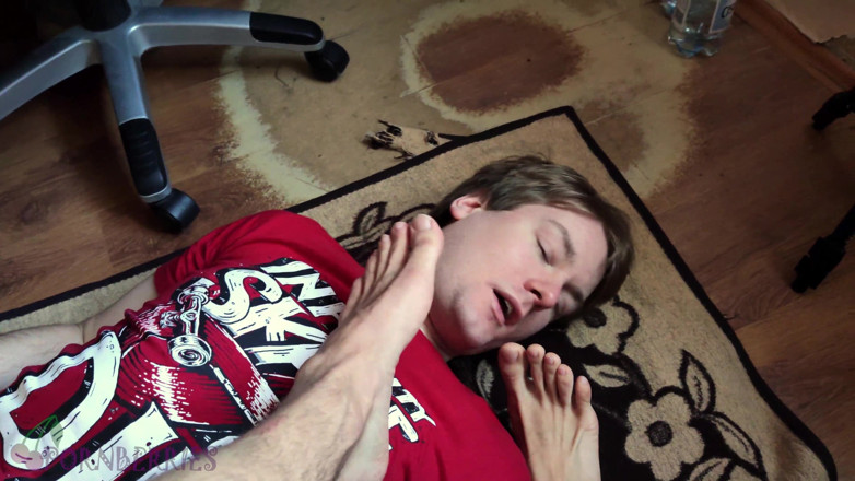 Ethan Alex: Twink-meester laat me klaarkomen terwijl ik zijn voeten aanbid