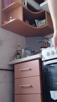 Seksowna Naga Latynoska w kuchni z owłosionymi włosami milf, dużym tyłkiem, dużymi piersiami. Seksowna naga kobieta przygotowuje jedzenie w kuchni.