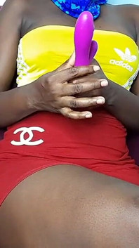 Gadis kampus kulit hitam yang sange lagi asik mainin memek mungilnya