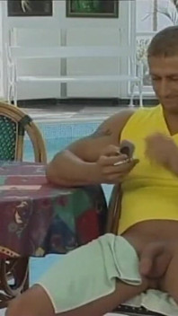 Tânără asistentă futută tare de o pulă uriașă care ejaculează pe curul ei lângă piscină