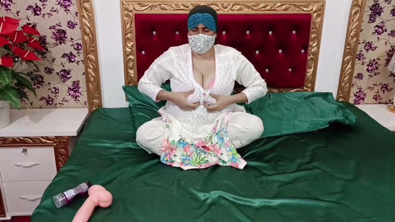 IndianDesiBabhi: Piękna Desi MILF z ogromnymi naturalnymi cyckami jebanie cipki z...