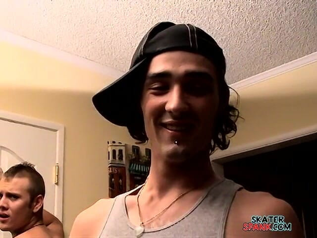 Skater Spank: Mark adora uma palmada quente!