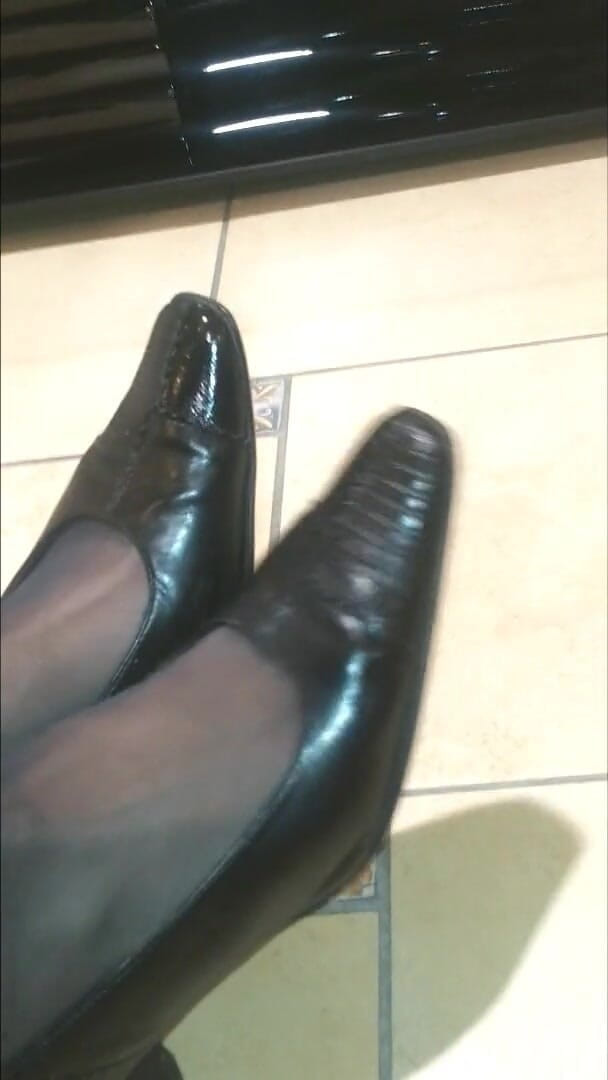 Nyllady: Nyllady Shoeplaying och Dangling i en möbelbutik