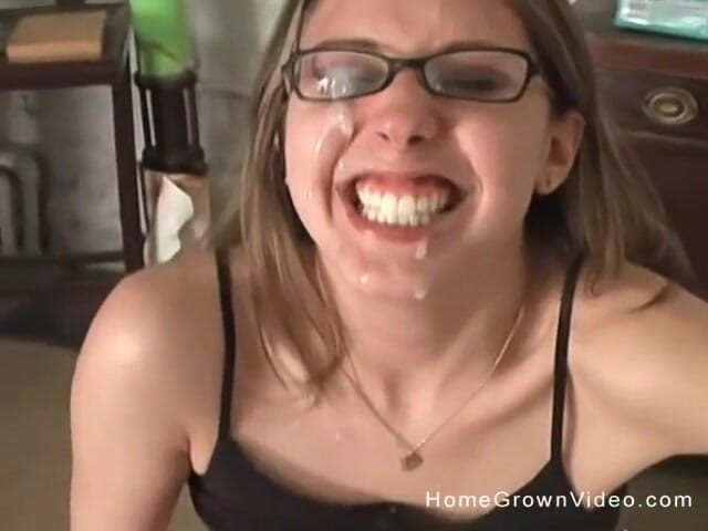 Homegrown Video: ¡Tiffany chupa y folla a Tom como un campeón!