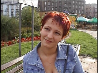 Lucky Cooch: Zrzavá milfka masturbuje a je udeřena zezadu