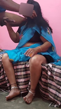 Ibu tiri di kampung telah mengangkat sareenya sehingga lututnya dan saya bersembunyi dan saya berkongkek dengannya.