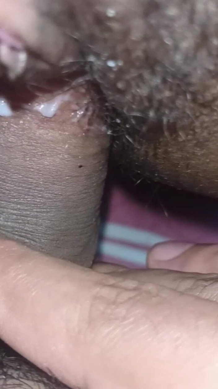 XXX Nepal: 夫がウルフィの膣を舐め、ヒンディー語でキュウリで彼女を犯す