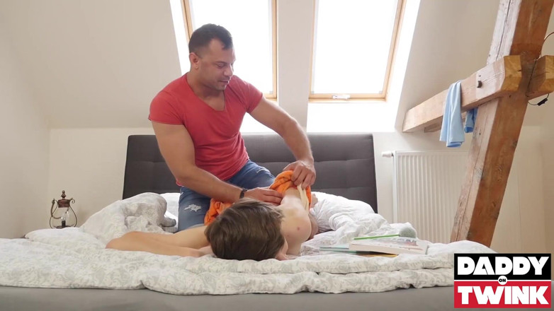 Daddy On Twink: Tatăl vitreg pe Twink Musculos Dilf Cris Denny Raw se...