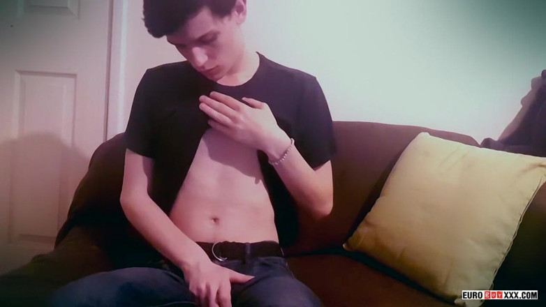 Euro boy xxx: Sorbiendo su propio esperma!