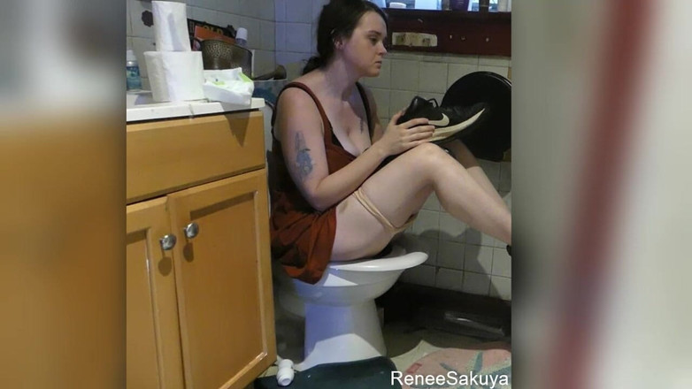 Renee Sakuya: Menggunakan kasut penghisap bilik air, tandas disebat, menjunamkannya