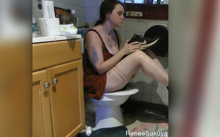 Renee Sakuya: Sử dụng giày ngửi trong phòng tắm, nhà vệ sinh...